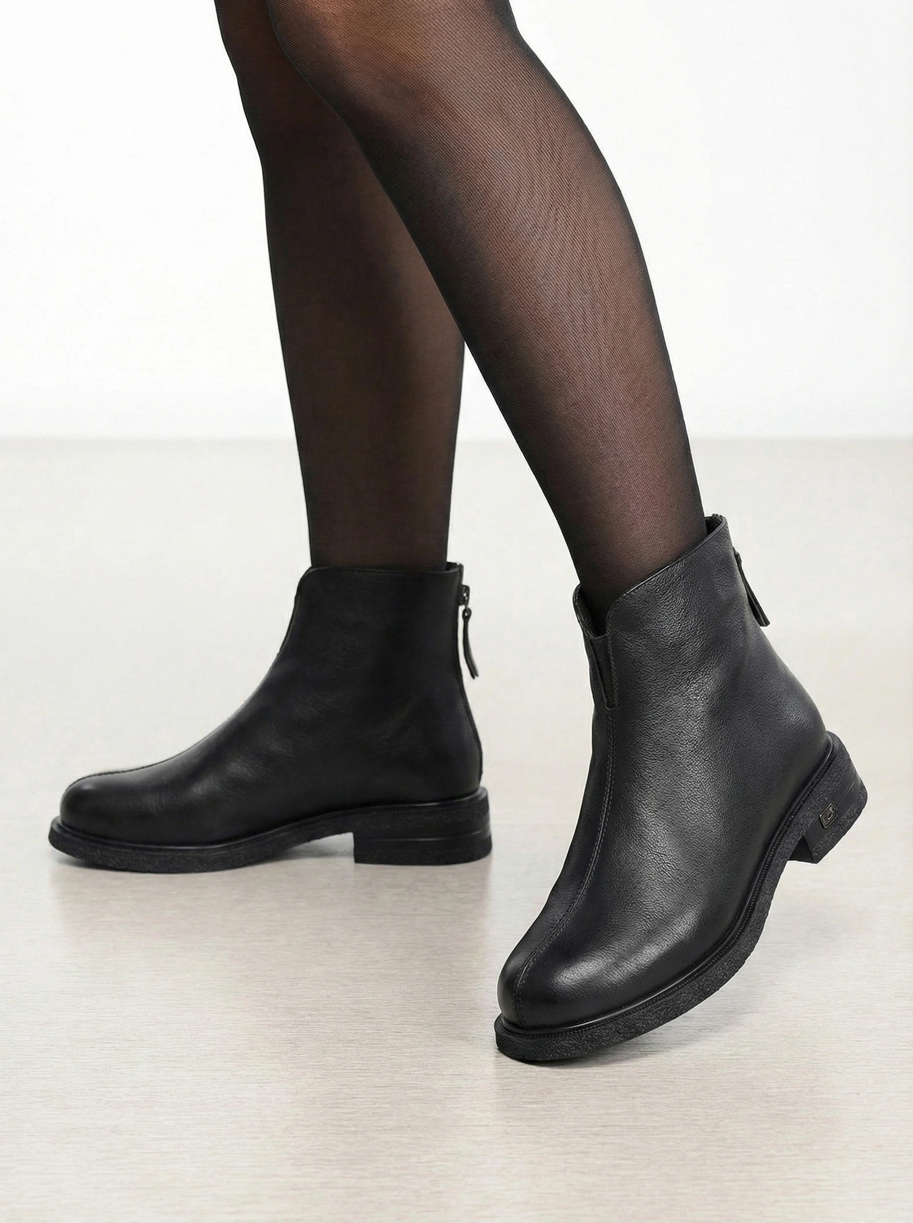 Ботинки черного цвета с декоративной молнией сзади на низком каблуке